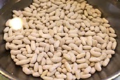 Đậu đỏ, đậu trắng rửa sạch. Cà chua rửa sạch, cắt làm bốn múi.