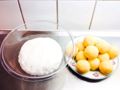 Cách làm bánh dày nhân đậu xanh: Bột nếp và muối bỏ chung vào thau nhựa trộn đều, rồi cho nước vào nhồi đến khi bột kết thành khối, nhồi thêm 1 lúc nữa hoặc khi thấy mặt bột dẻo láng mịn là được. Rồi dùng khăn sạch phủ kín mặt bột và để nghỉ khoảng 20 phút. Chia bột đều bằng nhau theo số lượng của viên nhân, rồi dàn bột mỏng, sau đó cho viên nhân vào ở giữa rồi túm bột lại và đồng thời vo viên tròn như kiểu viên trôi nước. Tiếp theo, dùng tay ấn đè cho viên bột dẹp xuống tròn đều (nhìn hình chỉ dẫn).