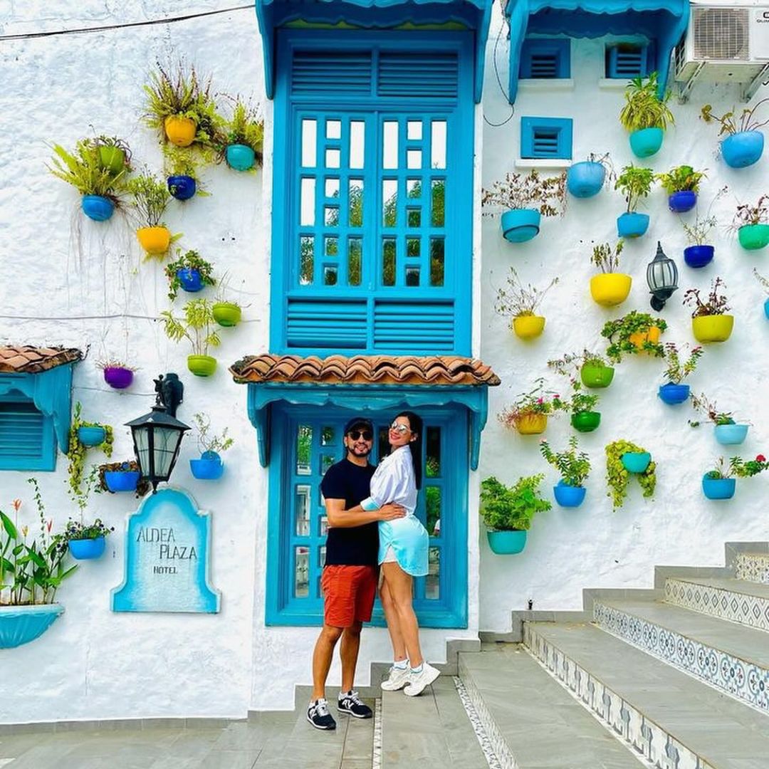 Pareja frente al Hotel Aldea Plaza en Doradal