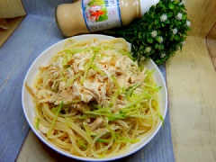 Cuối dùng rưới thêm sốt trộn salad vào, trộn đều lên nhé! Tùy vào sở thích mỗi nhà mà chọn các loại sốt thích hợp. Ngoài ra, có thể chọn sốt mè rang Kewpie cũng rất tuyệt nhé! Spaghetti trộn gà và dưa leo dùng làm món ăn sáng thì thật tuyệt vời.