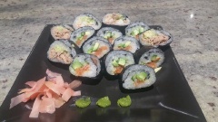 Cắt cuộn sushi thành những khoanh tròn dày khoảng 1cm. Bày trí ra đĩa cho đẹp mắt. Khi ăn cho thể rưới thêm ít nước tương, phết ít mù tạt cho vừa ăn nhé!