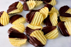 Cho chocolate vào lò vi sóng đun chảy hoặc hấp cách thủy cho tan chảy. Trộn chocolate tan chảy cùng 1 ít dầu. Nhúng snack khoai tây vào chocolate rồi xếp bánh lên giấy nến và để nơi mát mẻ để chocolate đông lại.