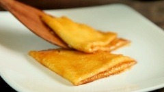 Sau đó cho bánh ra đĩa, rưới nước sốt cam lên trên là hoàn thành rồi nè. Bánh Crepe tuy là một loại bánh có thể kết hợp với trái cây, với kem tươi, kem lạnh hay thậm chí là đồ ăn mặn. Nhưng mà món bánh Crepe này sẽ được mùi hương đặc trưng của cam quyện lấy khiến cho bạn thích mê đi được. Chưa kể đến cách thức thực hiện cũng thú vị quá phải không nè.