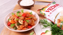 Cho gân bò xào ngũ sắc ra đĩa, ăn nóng cùng cơm trắng. Món gân bò xào ngũ sắc này sẽ khiến bạn vô cùng thích thú bởi hương vị độc đáo và hình thức hấp dẫn - một kiểu đan xen giữa món lạ và món quen. Với cách làm gân bò xào ngũ sắc vô cùng bắt mắt này, bạn sẽ dễ dàng biến tấu cho những bữa ăn gia đình thêm phong phú, lôi cuốn.