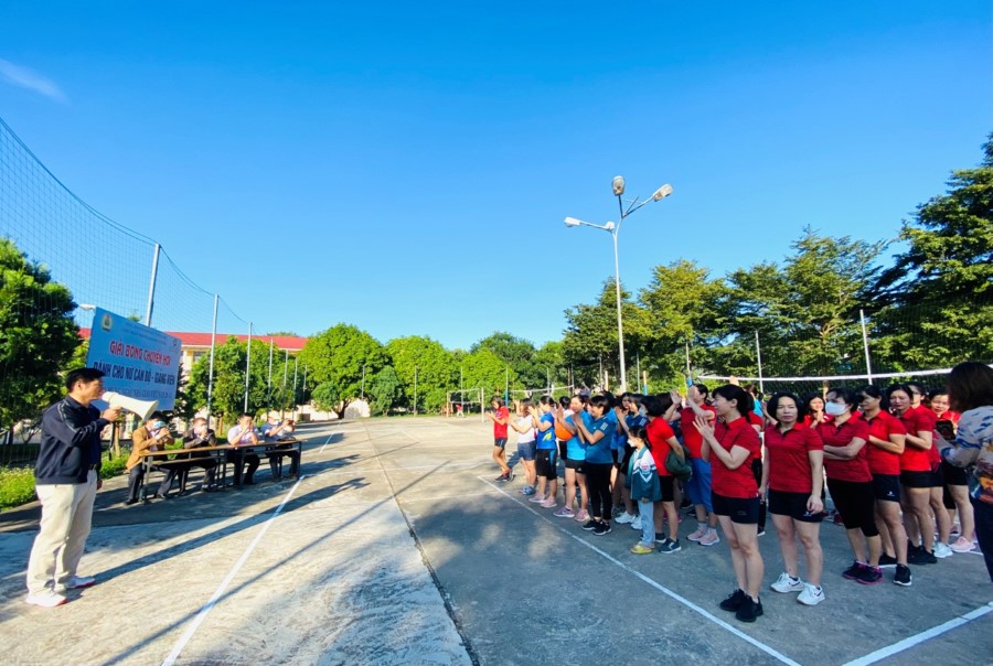 Khai mạc Giải bóng chuyền hơi nữ chào mừng năm học mới và kỷ niệm Ngày Nhà giáo Việt Nam 20/11/2021