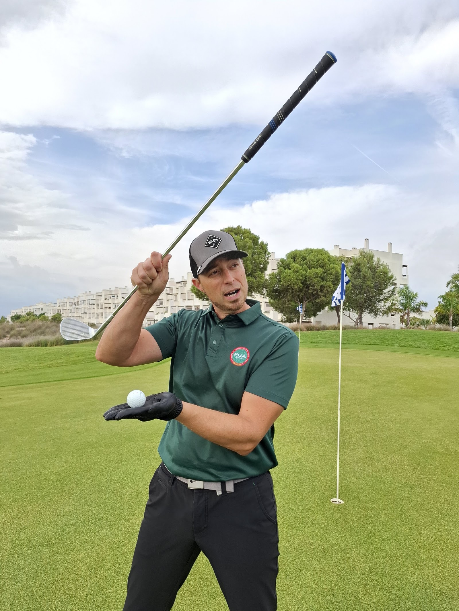 Roy Kullick legt op de golfbaan balcontact uit met een club en golfbal