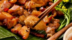 Cuối cùng, xếp thịt ra dĩa đẹp mắt. Dùng thịt lúc còn nóng với xà lách rau sống, thịt chấm nước tương MAGGI và tương ớt MAGGI. Thịt ba chỉ nướng Tây Bắc có vị ngọt và béo của thịt, quyện với hương thơm của các loại gia vị tạo nên một món ăn vô cùng đặc biệt, hấp dẫn đến khó cưỡng, càng ăn càng mê.