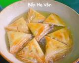 Làm lần lượt cho đến khi hết nguyên liệu.Cho chảo dầu lên bếp chiên cho chả giò vàng đều.