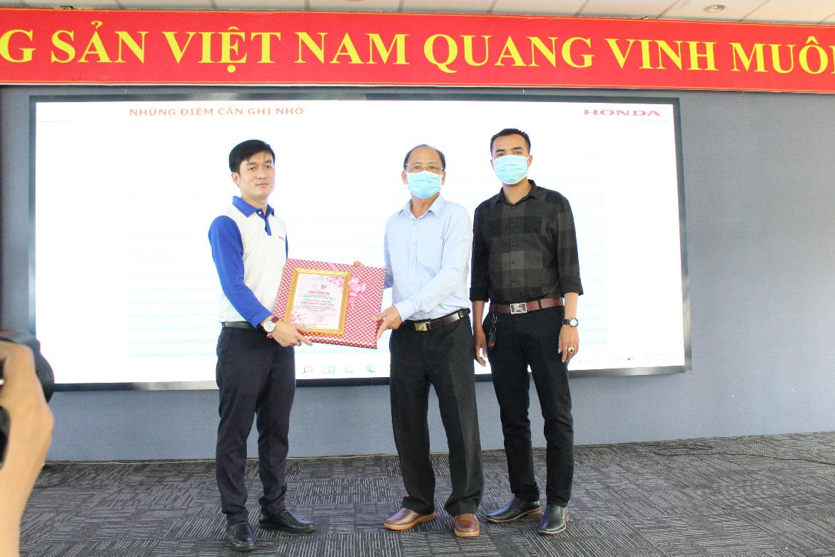 Quà từ Trường Đại học Kinh tế Công nghiệp Long An gửi đến Head Phát Tiến như lời cảm ơn vì đã đồng hành cùng đoàn viên, sinh viên trường
