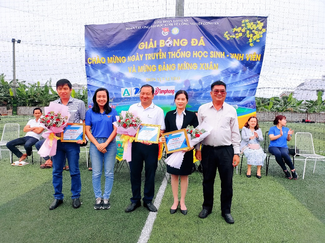 Trao hoa và thư cảm ơn đến các đơn vị nhà tài trợ