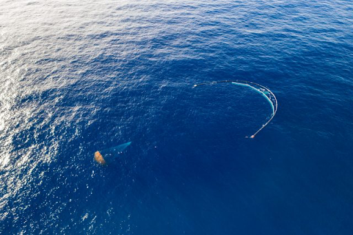 System 001/B trapping floating plastics in the Great Pacific Garbage Patch. Plastic ocean, Great Pacific Garbage, plastic marine debris, micro plastic, nano plastic, plastic waste, waste management. CarbonEthics Indonesia