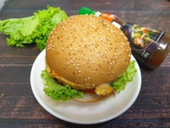 Cắt đôi burger, xếp xà lách, cà chua cắt lát lên trên rồi thêm xúc xích. Ăn kèm tương ớt và tương cà các bạn nhé. chúc các bạn thành công.