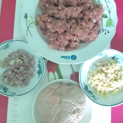 Băm hoặc xay nhỏ thịt ba rọi, sau đó trộn cùng với giò sống và 1/2 thìa cà phê muối, 1 thìa cà phê nước mắm, 1 thìa cà phê hạt tiêu, hành khô thái nhỏ hoặc xay nhỏ, dùng thìa phết khoảng 15 phút cho thịt, giò và các gia vị thấm, quyện vào nhau.
