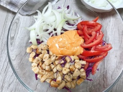 Thêm phần sốt mayonnaise-tương ớt vào và dùng đũa nĩa trộn đều. Bạn nên cho từ từ sốt để canh chỉnh lượng sốt vừa ăn, tránh quá nhiều sốt sẽ gây ngán nhé.