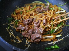 Cuối cùng cho thịt bò đã xào vào chảo rau, đảo nhẹ tay là có thể tắt bếp rồi nha. Trút phở xào ra dĩa và thưởng thức ngay khi còn nóng sẽ ngon miệng hơn đấy.