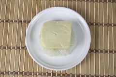 Múc xôi cho ra đĩa, cắt bánh trứng đặt lên trên và thưởng thức. Xôi nếp và trứng sữa là món ăn sáng đơn giản mà bạn có thể làm ngay để thay đổi khẩu vị cho bữa sáng của cả nhà nhé!