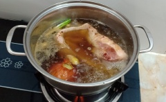 Đậy nắp và nấu thịt với lửa nhỏ trong 30 phút (Dùng đũa thử, nếu thấy thịt hơi nhừ thì là được).