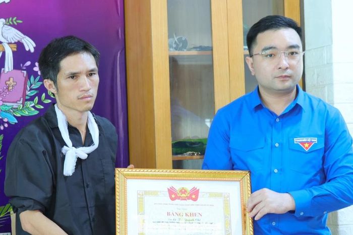 Trao, truy tặng Huy hiệu Tuổi trẻ dũng cảm cho hai bạn trẻ Nghệ An cứu người đuối nước - Báo Tiền Phong
