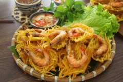 Bánh tôm Tây Hồ cuốn kèm rau thơm và xà lách, chấm kèm nước mắm chua ngọt và ít dưa góp. Món ăn này rất thích hợp vào những buổi tiệc cuối tuần hay sum họp gia đình đó. Vị béo ngậy ngon ngọt của tôm và vị giòn xốp của khoai lang chiên bột sẽ là món yêu thích của cả người lớn và trẻ nhỏ. Đừng ngại mà hãy vào bếp trổ tài ngay thôi nào.