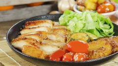 Những miếng ức gà ngọt thơm nóng hổi được nướng xém vàng, đậm đà hương vị teriyaki đến từ “Đất nước mặt trời mọc”. Ức gà áo một màu nâu cánh gián đẹp mắt, vẫn giữ được sự mềm dai vừa phải, vị mặn ngọt hài hòa, thơm mùi mè rang và sốt ướp teriyaki đặc trưng, cuốn thêm miếng rau sống và các loại rau củ nướng là hết xảy.