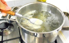 Để nước sôi trên lửa trung bình trong khoảng 15 phút với lửa vừa. Hớt hết bọt nổi lên rồi lấy cá cơm ra.