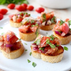 Thưởng thức ngay hoặc bạn có thể cho salad lên bánh mì nướng. Món salad này rất tốt cho sức khỏe đặc biệt là với những ai muốn có làn da, vóc dáng đẹp thì càng không thể bỏ qua nha.