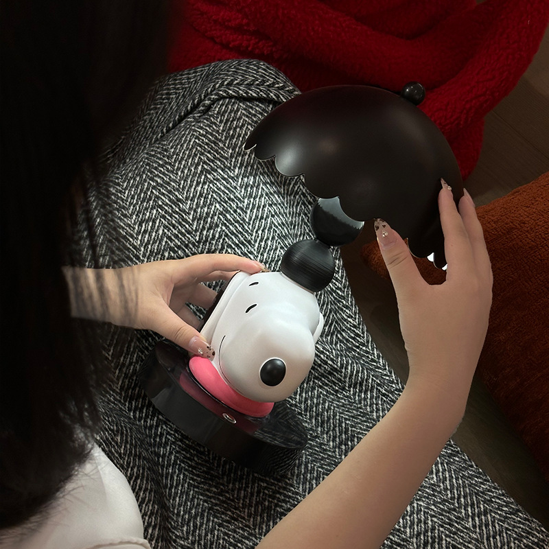 Snoopy table lamp with creative design