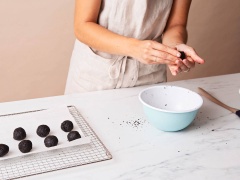 Cho bánh Oreo vào máy xay thực phẩm, xay thật nhuyễn. Sau đó, trút bánh Oreo xay trộn đều với kem phô mai, vo bánh lại thành từng viên tròn có kích thước bằng nhau. Để bánh lên khay, cho vào ngăn lạnh trong 30 phút để bánh đông lại.
