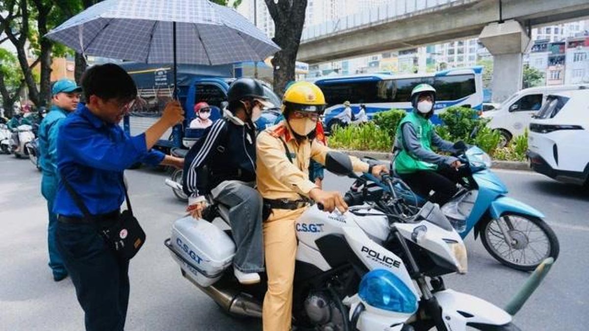 CSGT hỗ trợ kịp thời nữ sinh đến điểm thi vào lớp 10 - Đài Phát thanh và truyền hình Hà Nội