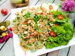 Gỏi tép trộn đu đủ với cách làm đơn giản bạn có được món gỏi chua chua, mặn ngọt, cay thơm với thịt tép nhiều đạm, rau trộn và đu đủ giàu chất sơ và vitamin tốt cho sức khỏe.