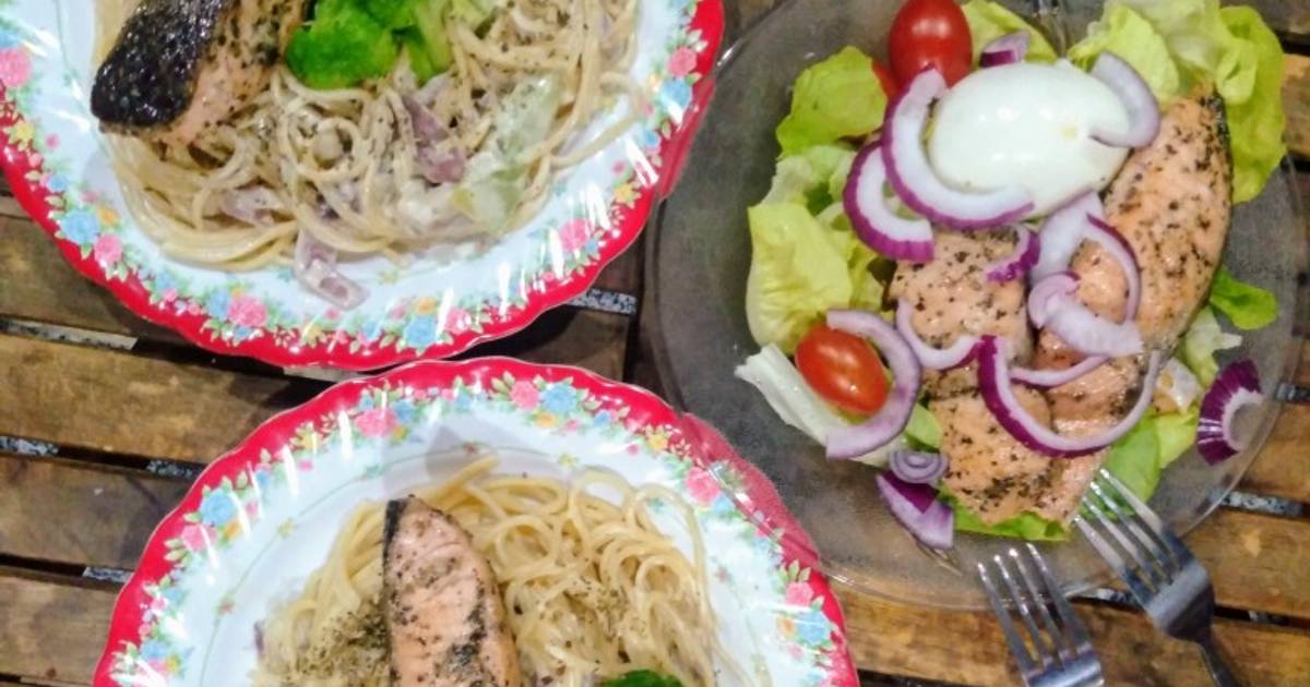 Mỳ ý cá hồi sốt kem nấm và salad cá hồi