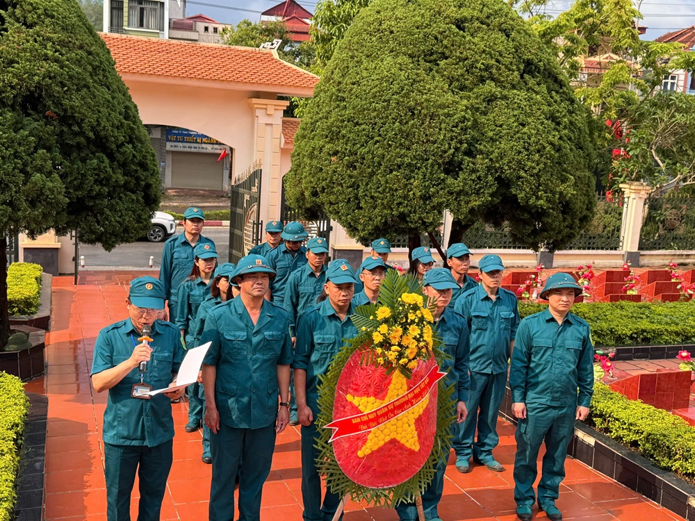 Ban chỉ huy quân sự Trường Đại học Tây Bắc tổ chức lễ dâng hương tại nghĩa trang Liệt sĩ thành phố Sơn La và bế mạc huấn luyện tự vệ năm 2025
