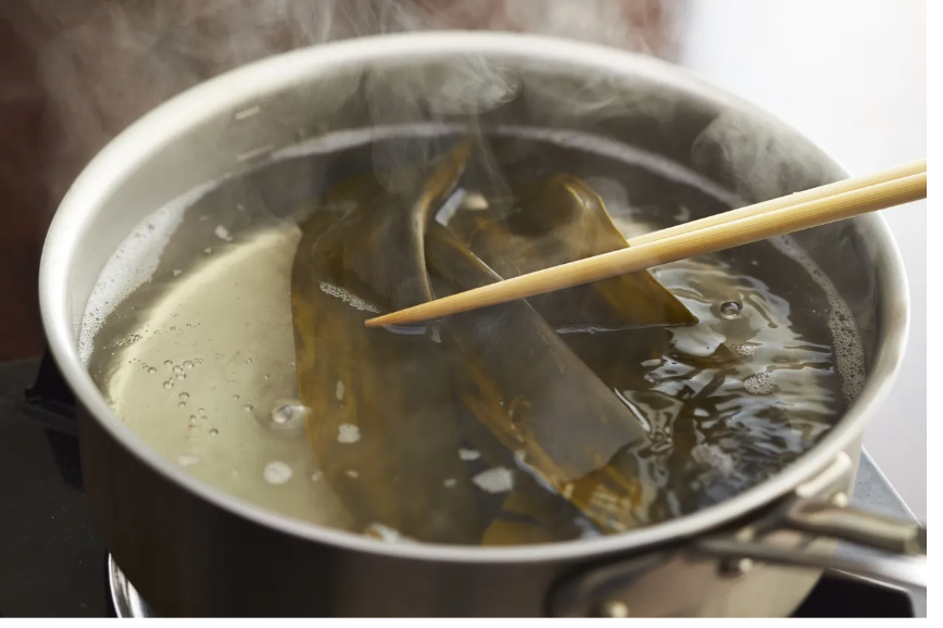 ninh kombu nhỏ lửa trong 10 phút để lấy nước dùng dashi