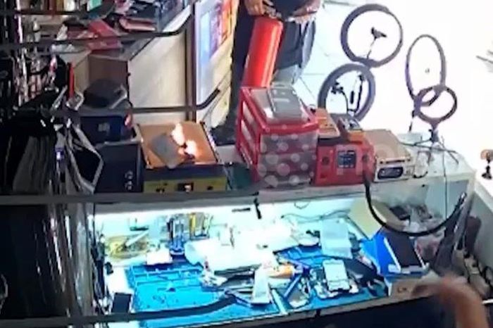Điện thoại đang sửa bất ngờ phát nổ, bốc cháy dữ dội - Tạp chí Doanh Nghiệp Việt Nam