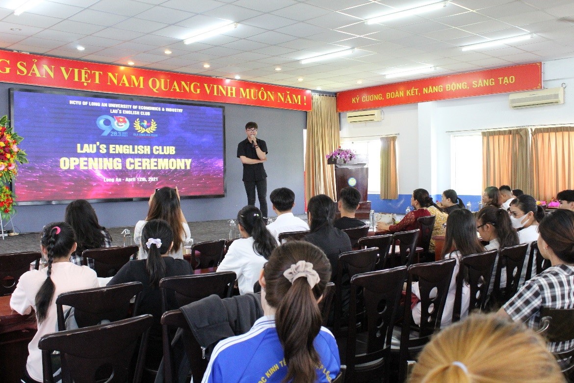 Nguyễn Minh Quân - Ban điều hành CLB Hiutalk Trường Đại học Quốc tế Hồng Bàng chia sẻ kinh nghiệm hoạt động CLB tiếng Anh đến các thành viên LAU’s English Club