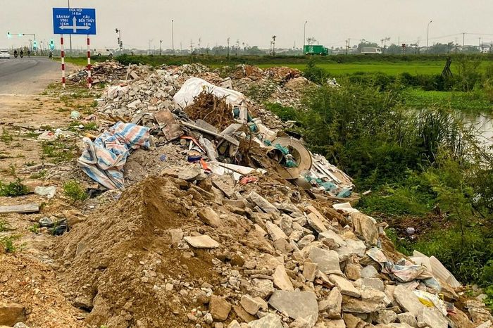 Đổ trộm rác thải xây dựng trong đêm, Nghệ An cần giải quyết triệt để - Báo Xây Dựng