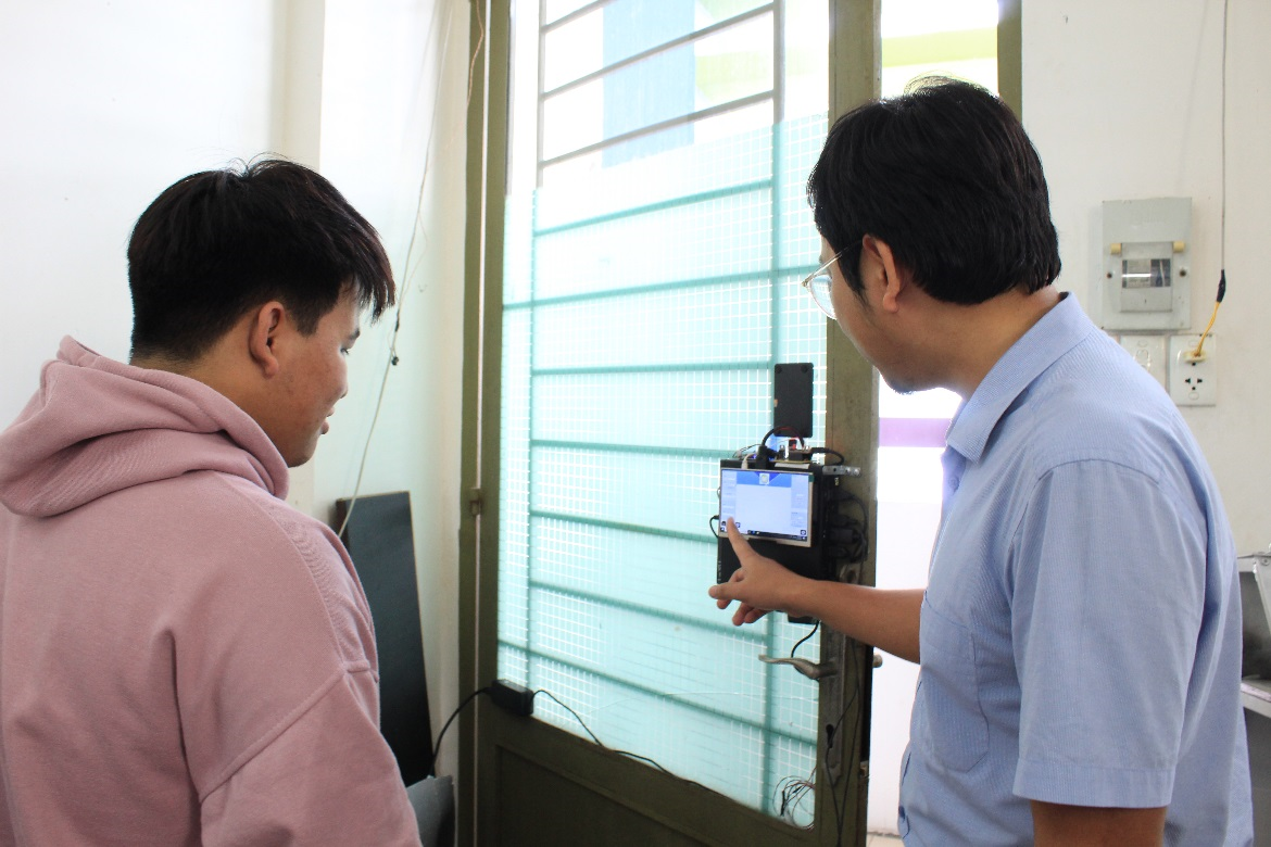 Đoàn viên, sinh viên hiện thực hóa các sản phẩm công nghệ với sự hướng dẫn từ các giảng viên Khoa Công nghệ Trường DLA