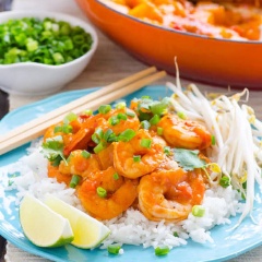 Cho cà ri tôm ra đĩa và thưởng thức cùng với cơm trắng hay bún, bánh mì đều ngon. Thỉnh thoảng bạn có thể đổi vị với món cà ri tôm này nhé. Mùi thơm nức, vị béo của nước dừa, vị ngọt của tôm khiến cả nhà ai cũng thích.