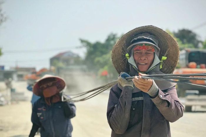 Lao động mưu sinh giữa nắng nóng 40 độ - Báo Tiền Phong