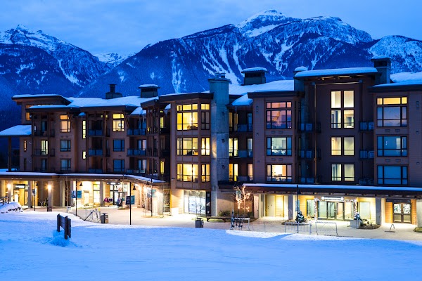 Revelstoke village de noche con montañas nevadas