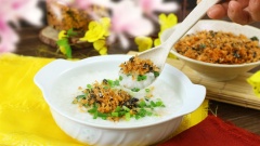 Ruốc cá hồi bình thường đã rất bổ dưỡng, nay có thêm rong biển và mè, thêm phần mới lạ và hấp dẫn hơn rất nhiều. Món ăn này các mẹ có thể chuẩn bị sẵn rồi bảo quản trong tủ lạnh, để cho con trẻ ăn với cháo cũng rất là hợp lý đấy nhé!