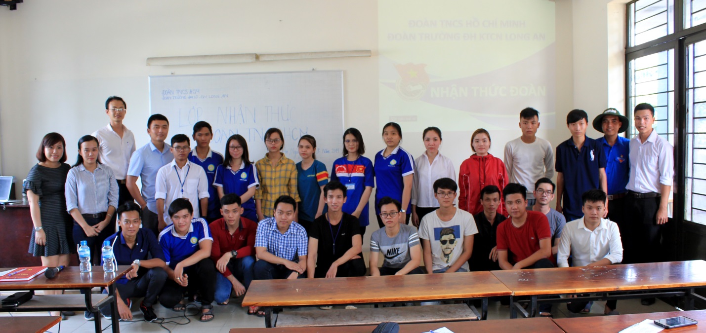 Đại biểu tham dự và thanh niên ưu tú chụp ảnh lưu niệm