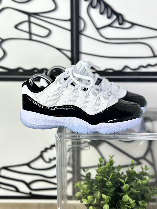 Jordan 11 Low Blanco Negro