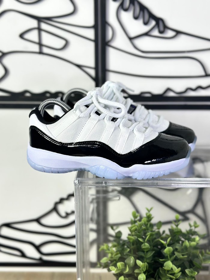 Jordan 11 Low Blanco Negro