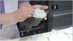 Trải rong biển khô ra lòng bàn tay, cho cơm vào, dàn đều.