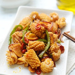 Tắt bếp, cho món ăn ra đĩa, rắc hành lá vào và dùng với cơm trắng.