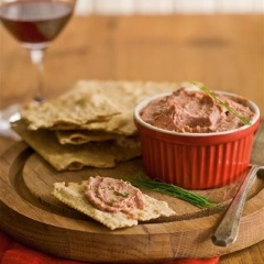 Nên để pate vào tủ lạnh khoảng 30 phút rồi ăn nhé. Măm măm pate do mình làm ra sẽ ngon hơn đúng không. Từ giờ sẽ không phải sợ mùi tanh của pate rồi.