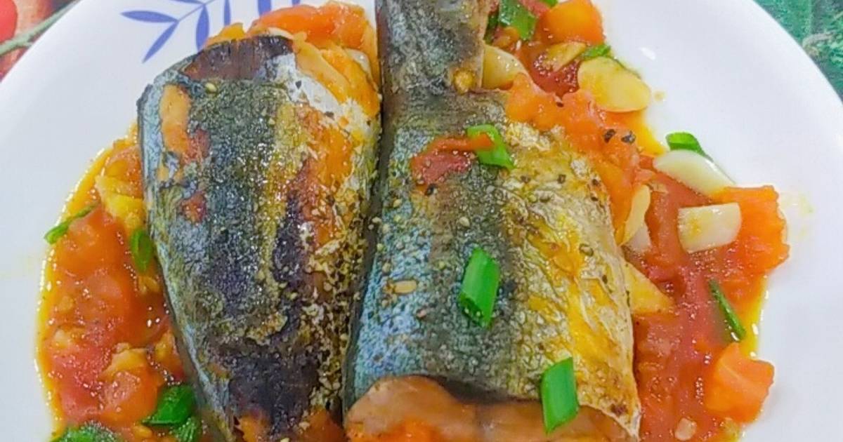 Cá nục chiên sốt cà chua