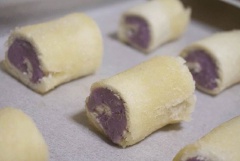 Bánh mì cắt bỏ rìa ngoài sau đó dùng thanh cán hoặc vật nặng bất kì cán mỏng lát bánh. Dùng muỗng múc từng muỗng bột đã nhào phết đều lên trên lát bánh. Cuộn lát bánh lại thành hình chiếc bánh. Bạn cho bánh vào khay nướng có lót giấy nến, dùng cọ quét trứng đã đánh tan lên trên bề mặt bánh, tiếp đó rắc vụn dừa nạo vào. Nướng bánh ở 180 độ C trong khoảng 15-20 phút hoặc cho đến khi bánh chín vàng là được.