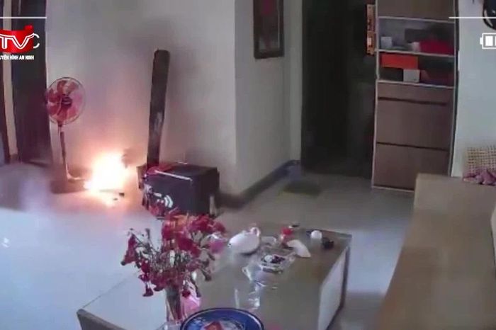 Cảnh báo nguy cơ cháy nổ khi sạc điện thoại - Chuyên trang An Ninh Thủ Đô - Báo Công an nhân dân